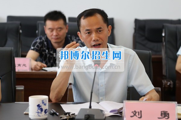 省纪委驻局纪检组长苏虎彪一行到四川省食品药品学校检查工作