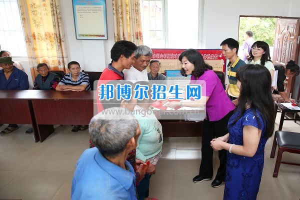 雅安职业技术学院石静院长带队到天全县新华乡铜山村看望慰问困难党员群众