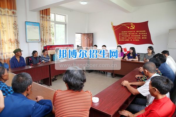 雅安职业技术学院石静院长带队到天全县新华乡铜山村看望慰问困难党员群众
