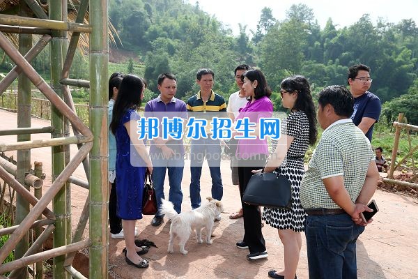 雅安职业技术学院石静院长带队到天全县新华乡铜山村看望慰问困难党员群众