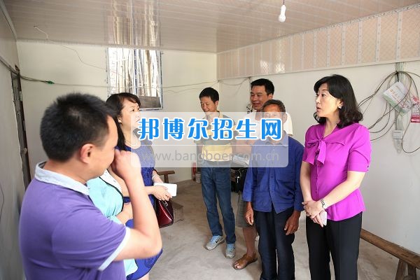 雅安职业技术学院石静院长带队到天全县新华乡铜山村看望慰问困难党员群众