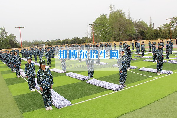 四川五月花汽修学院军训一场壮观的“豆腐”盛宴