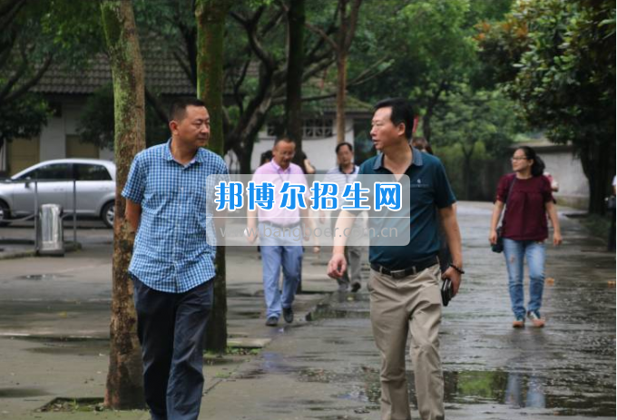 人社局徐茂科长带领评审专家组到峨眉山市旅游学校评审验收申报工作