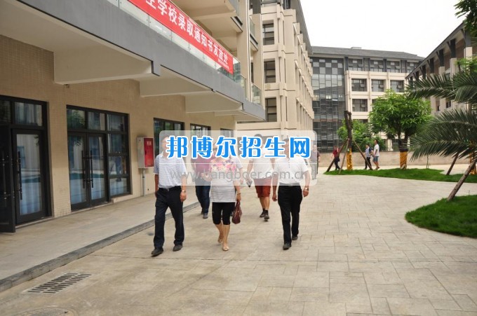 攀枝花学院土木工程学院副校长石维富带队检查康养学院后勤准备工作  7月10日，攀枝花学院土木工程学院副校长石维富带领学生处、后管处、网计中心、后勤集团、宣传部、康养学院、花舞人间公司相关负责人一同视察了康养学院后勤保障准备工作。  石维富主要检查了学生寝室、教室、实验室、食堂、运动场等校园环境设施的准备情况。相关单位对准备工作中存在的问题提出了具体整改意见。最后石维富要求相关单位积极配合花舞人间公司做好开学前准备工作，并希望花舞人间公司加快工作进度，确保在开学前各项准备工作保质保量完成。  