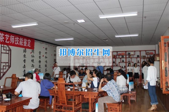 省中职学校新加坡培训项目训后分享活动在成都电子信息学校举行