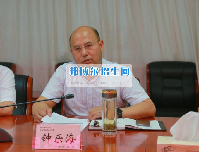 市委机构编制委员会办公室主任淳道怀一行来绵阳市信息科技学校开展机构编制工作调研