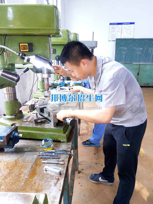 第九届职业技能竞赛七院选拔赛工具钳工项目在四川航天职业技术学院举行