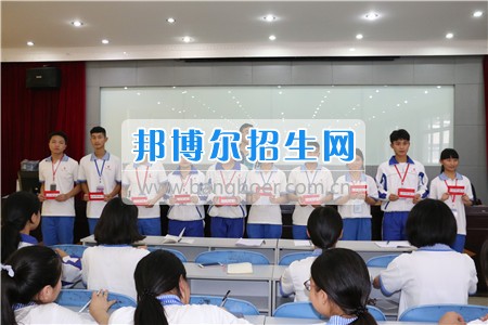 阆中师范学校落实教育扶贫为贫困学生发放生活补助