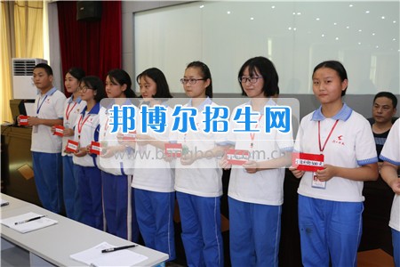 阆中师范学校落实教育扶贫为贫困学生发放生活补助