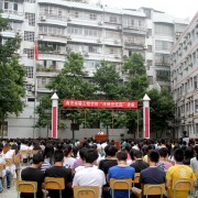 2017年南充运输工程职业学校组织学生开展祭扫烈士陵园活动