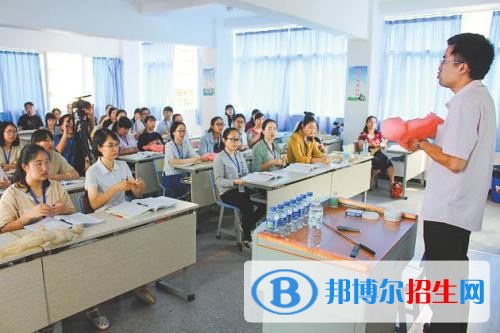 昆明女生上什么中专学校比较好
