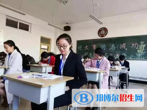 巴中女生读什么中专学校
