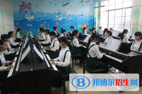 内江女生读高中好还是中专学校