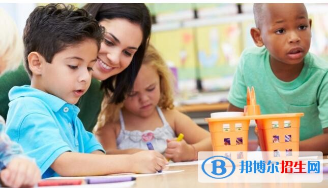 湖南女生中专学什么专业好找工作