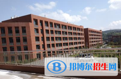 重庆的成人卫校有星期天吗