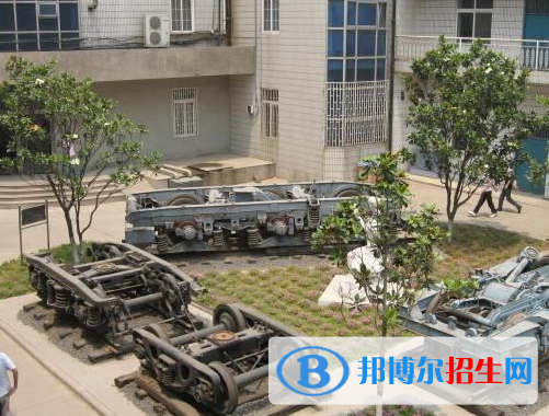 河南铁路学校适合女生学吗