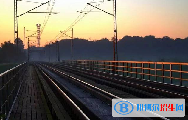 湖北2020年女生读什么铁路学校