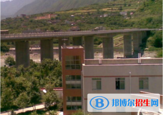四川泸定中学