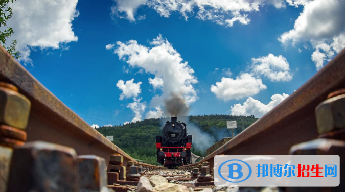 六盘水2020年男生读铁路学校学什么好