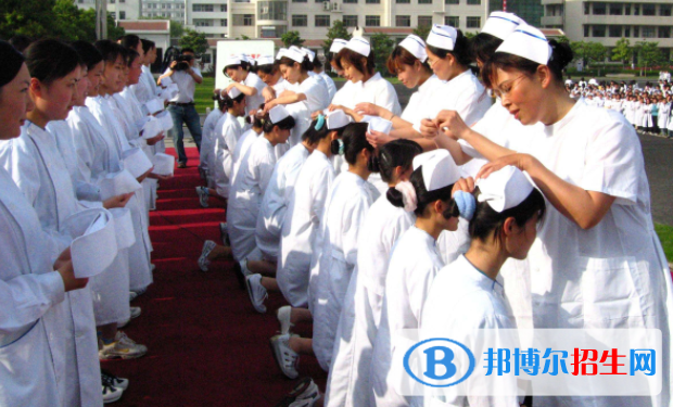 同学在选择学校的时候看看学校的教学情况和专业设置，选择学校专业可以看看专业的课程和就业前景等。卫校就是培养基础医护类专业的学校，学校开设的专业是多种多样的，且每个专业面向的方向也都是不一样的，同学们在选择专业的时候一定要慎重的考虑，选择出自己最心仪的专业。  读卫校有哪些专业 护理专业：贯彻执行党和国家的教育方针和卫生工作方针，为我国的医疗卫生事业培养 德、智、体全面发展的具有现代护理知识、护理技能和理念的技能型护理人才， 毕业后能在各级医疗机构从事临床护理和保健护理工作。  药剂专业：药剂专业根据就业市场的需求开设三个就业方向，分别是药学服务方向，即毕业后在社区医院、零售药店、诊所等医疗机构从事药品调剂、管理、统计，进行健康宣教及健康咨询服务等工作。药品经营方向，即毕业后在大中型药品批发企业、药品零售企业从事物流管理、物流配送;药品质量管理和质量检验、入库验收、在库养护及出库验发等工作。  助产专业：助产专业为各级医疗卫生单位培养德、智、体、美全面发展，具有良好的职业道德、现代服务理念和具备临床助产、临床护理和妇幼保健工作必需的专业知识和技能的高素质中、高级应用型助产专门人才。我国实施二孩政策，各大医院产科分娩量呈现“井喷”趋势，急缺助产士工作人员。所以前景也是相当不错的。  护理专业 目前社会经济的发展，对医疗行业的要求越来越高，毕业生可以根据自己的实际实力选择在民办医院和公办医院工作，而且方向也不一定仅仅限于这几个，也还可以从事于育婴师、私人家庭护理师、持有相关证书出国做护理师等等。  培养目标：主要学习相关的人文社会科学知识和医学基础、预防保健的基本理论知识，受到护理学的基本理论、基本知识和临床护理技能的基本训练，具有对服务对象实施整体护理及社区健康服务的基本能力  课程设置：人体解剖学、生理学、生物化学、病原微生物及免疫学基础、病理学、药理学、预防医学、护理伦理学、护理心理学、健康评估、基础护理学、护 理管理学、内科护理学、外科护理学、妇产科护理学、儿科护理学、五官科护理学、精神病护理学、传染病护理学、皮肤病护理学、社区护理学、急救护理等20余 门课程。  很多卫校的一开始是只有护理、助产类的专业，但是随着医疗技术的发展，人们的需求提升，开始开设了其他方向的医护专业，到现在为止，卫校所开设的专业就很多了，其实任何专业只要你学好了，未来的发展都不会差，但更重要的是要选择一个你喜欢的专业，才能让你更有学习的动力。