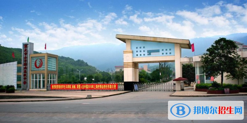 重庆2021年男生学什么幼师学校好