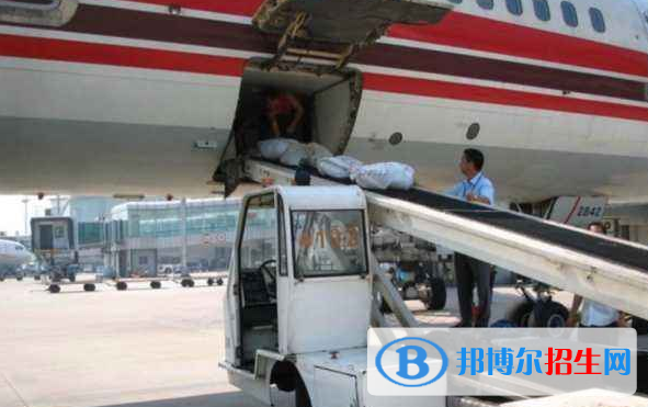 武汉2021年男生上航空服务学校学什么好