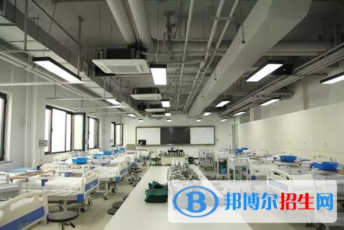 重庆2022年女生在护理学校学什么好