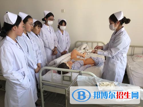 重庆2022年女生学什么护理学校好