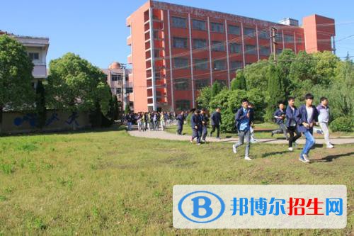 泰安机械电子工程学校2021年招生简章?现在很多学生，不知道自己的升学途径该如何进行下去，其实对于一些初中毕业不读高中的学生来说，可以上中专或者技校学习一些专业技术，可以选择汽修类的专业。以下是小编整理的泰安机械电子工程学校的招生计划，仅供参考!  泰安机械电子工程学校招生专业 会计电算化：主要面向各类企事业单位，从事基层会计核算、基层财税协管、银行出纳、商业及服务企业收银、统计、营销及相关工作。2300元/年  物流服务与管理：主要面向现代物流活动的企事业单位，从事采购管理、仓储配送管理、运输管理、国际货运代理、商品包装、流通加工、物流作业信息管理、物流设施管理等工作。  市场营销：主要面向生产、流通、服务类企业，从事市场调研、营销策划、广告策划、市场开发、营销管理、客户代表推销服务及公关等工作。  国际商务：主要面向涉外企业、国际货代公司、海关、港务及检验检疫等部门，从事单证员、跟单员、外销员、报关员、报检员、国际结算人员、外贸文员及涉外文秘等工作。  商务英语：主要面向涉外企事业单位，从事商务管理、经贸英语翻译、外贸业务、报关报检、行政助理等工作。  旅游服务：与管理主要面向旅行社、旅游景点区、星级酒店等旅游企事业单位，从事旅游及酒店服务与管理工作。  泰安机械电子工程学校国家助学政策 1.学费减免：从2012年秋季学期起，对公办中等职业学校全日制正式学籍一、二、三年级在校生中所有农村(含县镇)学生、城市涉农专业学生和家庭经济困难学生免除学费(艺术类相关表演专业学生除外)，其中中职三年级学生的学费根据上级文件规定主要通过校企合作、顶岗实习等方式获取收入解决。  2.助学金：全日制正式学籍一、二年级在校涉农专业学生和非涉农专业家庭经济困难学生享受每生每年1500元的国家助学金。  泰安机械电子工程学校报名须知 1.选读初中起点五年一贯制大专和三年制普通中专的学生，须学生本人前来办理报名手续，并带户口本、第一学年的学费、住宿费和教材费。  2.选读初中起点五年一贯制大专的学生，须参加中考，并提交中考成绩证明(待中考成绩公布后送招生就业处)和初中学籍号。因招生计划有限，学校将根据考生中考成绩、品行及面试考察等情况择优录取。  3.选读高中起点一年制普通中专的学生，须学生本人前来办理报名手续，并带户口本、高中毕业证、一学年的学费、住宿费和教材费。  4.按照国家收费规定，住宿费每生每年500元;教材费每生每年500元，多退少补。  5.新生报名手续办理，随到随办;开学时间为9月7日  职业学校现在已经是很多学生的一个选择，包括上完大学大专的学生，也有回炉深造的，职业院校，培养的多为就业岗位直接需要的人才，与社会工作节奏接轨，对工作更容易上手，并且专业性更高，现在很多职业院校也是毕业后分配工作，还有学历可拿，是一劳多获的选择。