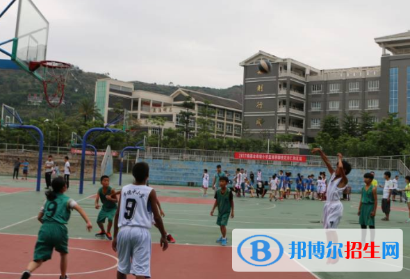 成都2021年男孩子中专学什么好