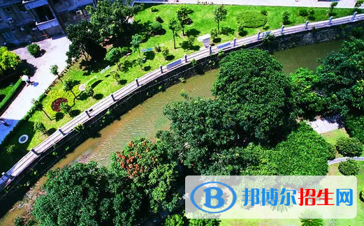 贵州什么是中专?中专是中等专业学校，跟高中是一个层次，只是高中是学文化课，中专是学技术的。如果初中毕业，同学们的成绩不是很好，没有考上高中，他们可能对于文化课就感到比较枯燥。那么中专学校能学的专业基本上是技能知识加上理论知识，所以说选择感兴趣的专业呢是不会感到枯燥的，反而自己是有兴趣学下去的。  中专介绍 中等专业学校，简称中专，其招生列入国家统招计划，毕业由省人事厅大中专毕业生就业指导办公室开具的就业报到证(以前称派遣证)，有整套人事干部档案手续，每年为社会提供大量中等专门人才和中等管理人才。  学生在校主要学习中等专业知识，同时也进行文化课的学习。通常是在九年制义务教育结束后进行，与对应专业的高等学校本专科专业知识是承接、递进关系。中专分为普通中专和职业中专、成人中专(含职工中专)，普通中专既不同于、也不包含职业高中、职业中专和技工学校等，在上个世纪与中职是完全不同的学校。  中等专业学校按照领导关系，分为国务院部属学校和地方学校。国务院部委所属中等专业学校，由有关部委直接领导;或由有关部委和省、市、自治区双重领导，以部委为主;或由部委与直属一级企业、事业单位分工管理。省、市、自治区所属中等专业学校，由省、市、自治区领导，有关业务部门主管;面向地(市)的中等专业学校，实行省和地(市)两级业务主管部门分工管理。中等专业学校一般应为县处级单位，有条件的重点学校为地厅级。  长顺中等职业技术学校介绍 长顺县中等职业技术学校创办于1986年，由贵州省黔南州教育局验发毕业证书，享受普通中专毕业生同等待遇的全日制公办中等职业学校，学校占地200多亩，建筑面积74000余平方米，可容纳在校学生5000余人，目前在校学生近2000人。是全省“百校大战”项目学校之一。  学校现有校长1人，副校长4人。班子成员精干贤能，学科结构合理，平均年龄41岁。有教职工89人，其中专任教师76人，专任教师中具有高级职称1人，中级职称6人，初级职称1人，未评职称68人。  专任教师学历合格率达100%，其中本科学历61人，专科学历15人。专业课教师43人，占专任教师数56.6%。其中“双师型”教师23人，占专业教师的53.5%。外聘教师11人，占专任教师总数的14.5%。  初中毕业之后是可以直接报读中专学校来学习，学习三年毕业之后就是中专文凭，同学们也可以拿这个文凭去社会上直接工作，但是这个中专文凭在社会上含金量是比较低的，如果同学们想要去一些好的单位可能就比较困难。建议同学们在选择学校的时候可以选择升大专的学年制，以后是有机会升入到大专学校里面学习，在工作上面也会有更多选择性。