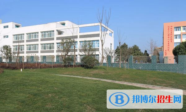 四川2022年300分能上汽修学校吗