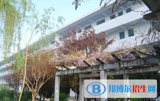 <em></em>	 贵阳2022年高中毕业可以读中专学校吗