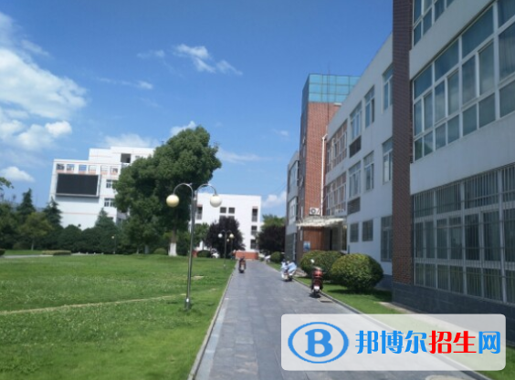 云南省财贸学校2022年学费、收费多少