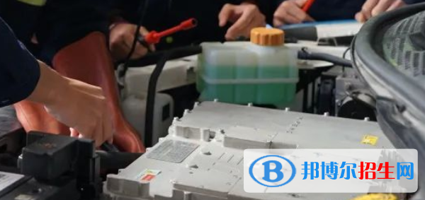 成都2022年汽修学校什么专业适合女生