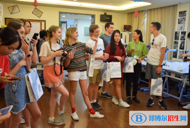 美中美育美国高中2022年学费标准