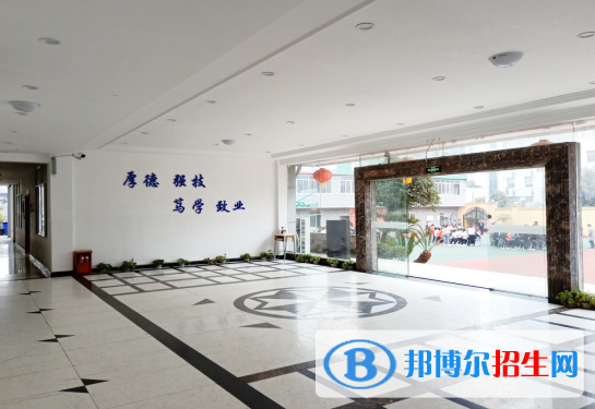 重庆2022年读建筑学校好还是高中好