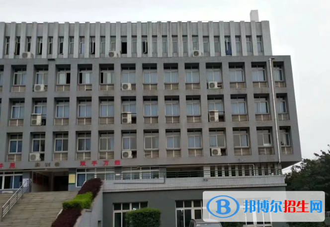 重庆2022年读中专好还是建筑学校