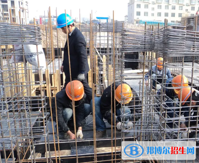 重庆2022年男生读建筑学校学什么专业好