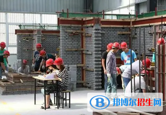 重庆2022年女生读建筑学校学什么专业好