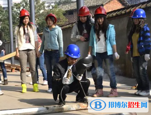 重庆2022年女生读建筑学校好不好