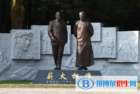 重庆2022年读建筑学校要多少钱