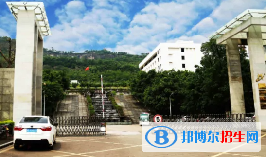 重庆2022年建筑学校和中专有哪些区别