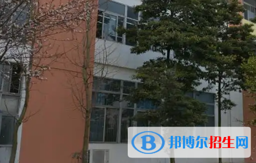 成都2023年上高中好还是读铁路学校好