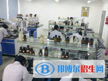 云南2023年男生读卫校学什么好