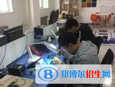 广西2023年男生读计算机学校有前途吗