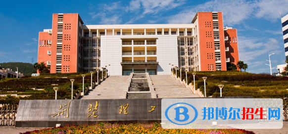 荆楚理工学院是不是双一流大学？