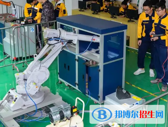 重庆2023年适合男生的中专学校专业