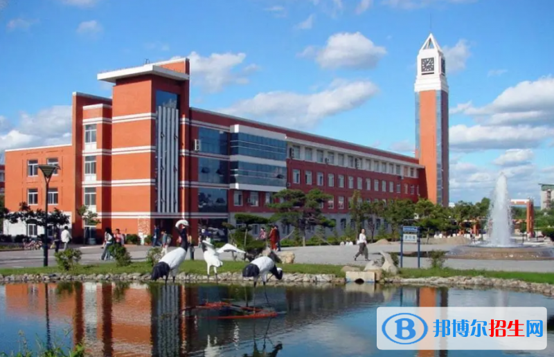 新疆师范大学是几本？是985和211吗？