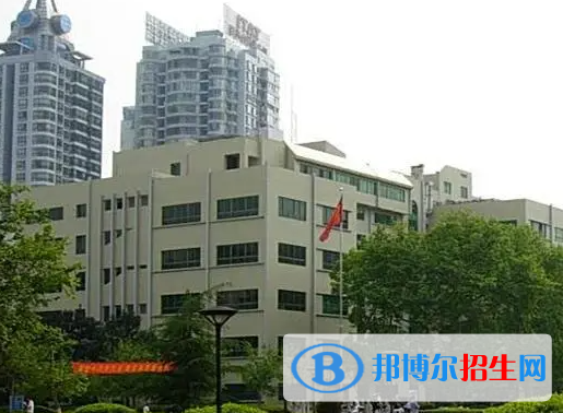 泸州医学院卫生学校地址在哪里，哪个地区，哪个城市?